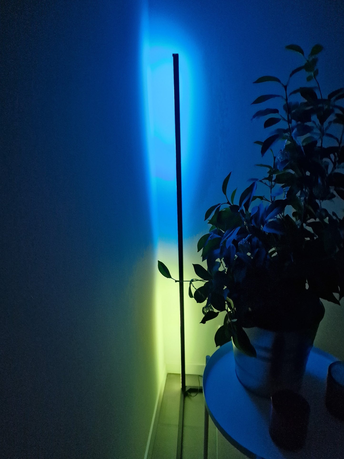 Halo LED - RGB Golv hörnlampa 